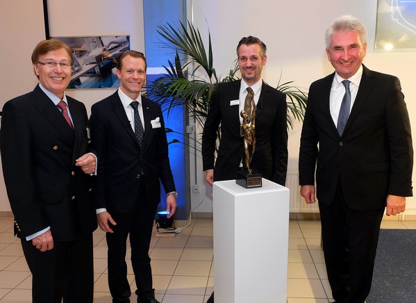 NRW Minister of Justice Peter Biesenbach and NRW Minister of Economic Affairs and Digitalization Andreas Pinkwart congratulated PFLITSCH’s two Managing Partners Mathias Stendtke and Roland Lenzing on winning the “SME Grand Prix” award.