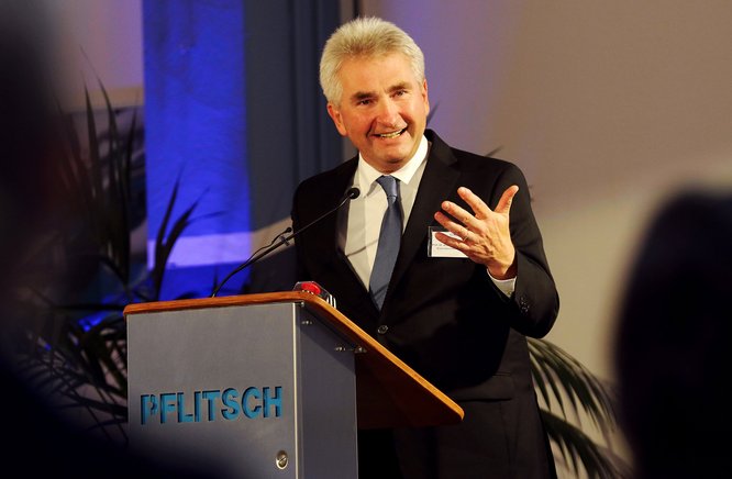 Prof. Dr. Andreas Pinkwart an einem Rednerpult beim Großen Preis des Mittelstandes